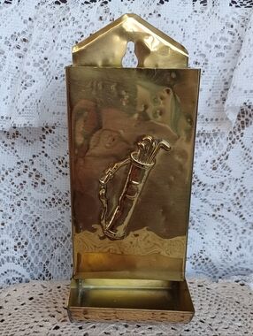 VINTAGE SOLID BRASS MATCHBOX HOLDER/MATCH DISPENSER WITH GOLF BAG/CLUBS DESIGN